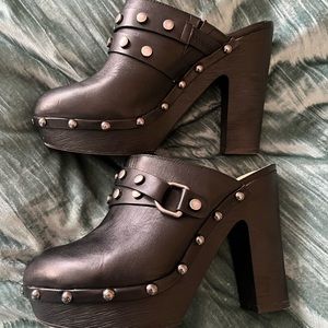 Studded Platform Clogs! Carlos Santana 8 1/2 Euc, black 5” heel Biker style